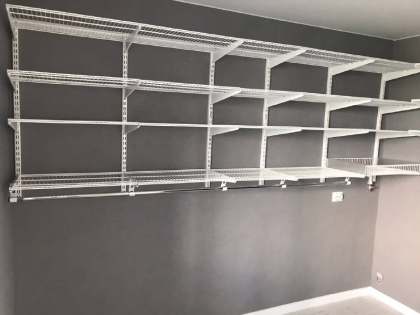 Белая П-образная гардеробная с выдвижными корзинами, ~1,9×3,2 м, фото 2