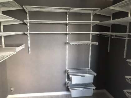 Белая П-образная гардеробная с выдвижными корзинами, ~1,9×3,2 м, фото 3