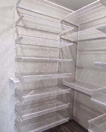 Белая П-образная гардеробная с выдвижными корзинами, ~1,8×2 м, фото 1