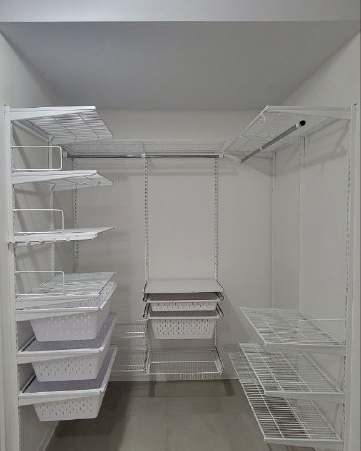 Белая П-образная гардеробная с выдвижными корзинами, ~2×2,1 м, фото 1
