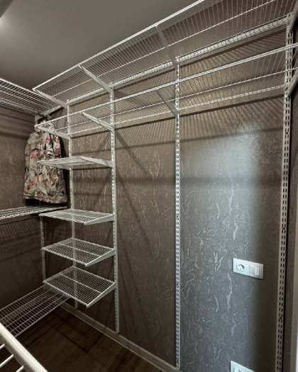 Белая П-образная гардеробная с выдвижными корзинами, фото 3