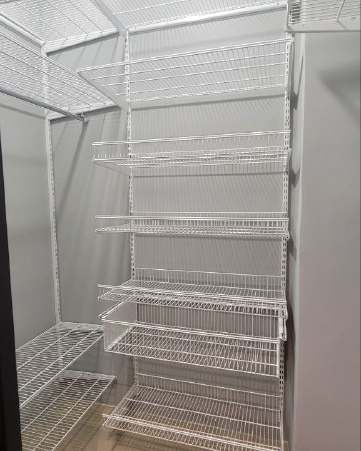 Белая П-образная гардеробная с выдвижными корзинами, ~1,3×2 м, фото 1