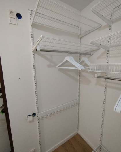 Белая П-образная гардеробная с выдвижными корзинами, ~1,5×2 м, фото 3