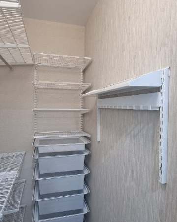 Белая П-образная гардеробная с выдвижными корзинами, ~2,4×1,8 м, фото 2