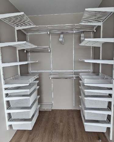 Белая П-образная гардеробная с выдвижными корзинами, ~1,8×2 м, фото 1