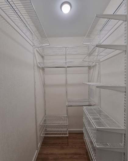 Белая П-образная гардеробная с выдвижными корзинами, ~1,3×2,2 м, фото 1