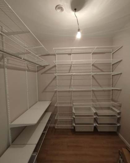 Белая П-образная гардеробная с выдвижными корзинами, ~2,4×2,1 м, фото 1