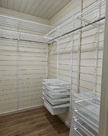 Белая П-образная гардеробная с выдвижными корзинами, ~1,5×2,2 м, фото 3