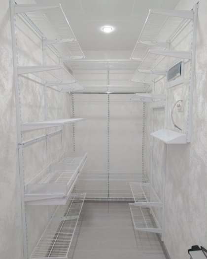 Белая П-образная гардеробная с выдвижными корзинами, ~1,8×2,4 м, фото 1