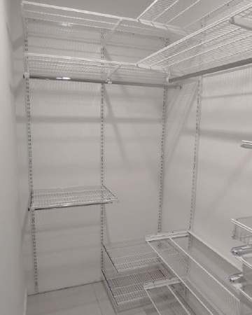 Белая П-образная гардеробная с выдвижными корзинами, ~2,1×2,3 м, фото 1