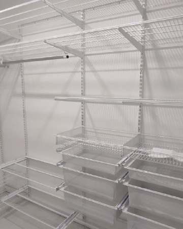 Белая П-образная гардеробная с выдвижными корзинами, ~2,1×2,3 м, фото 2
