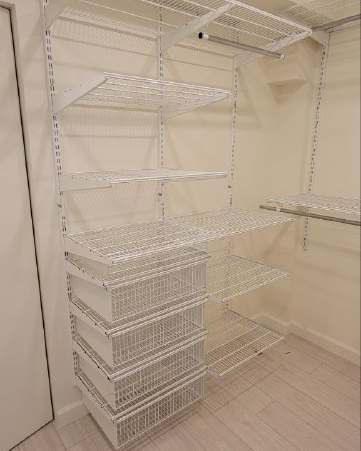 Белая П-образная гардеробная с выдвижными корзинами, ~2,1×2 м, фото 3