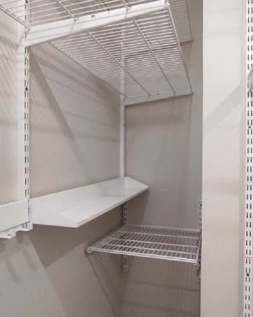 Белая П-образная гардеробная с выдвижными корзинами, ~1,6×2 м, фото 2