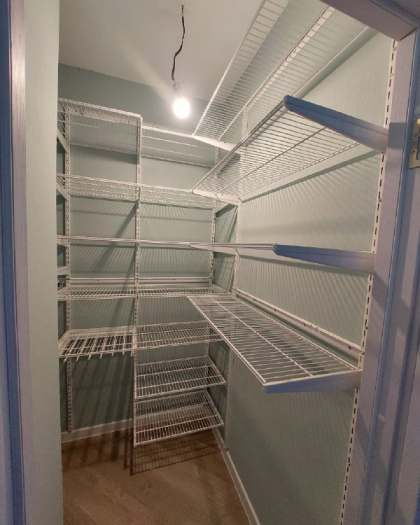 Белая П-образная гардеробная с выдвижными корзинами, ~1,8×1,5 м, фото 1