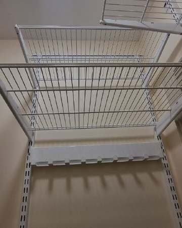 Белая П-образная гардеробная с выдвижными корзинами, ~1,2×1,5 м, фото 3