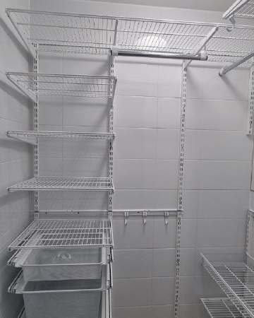 Белая П-образная гардеробная с выдвижными корзинами, ~1,8×1,5 м, фото 1