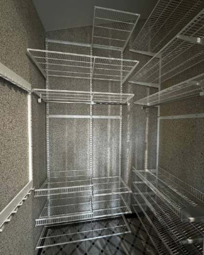 Белая П-образная гардеробная с выдвижными корзинами, ~1,2×1,8 м, фото 2