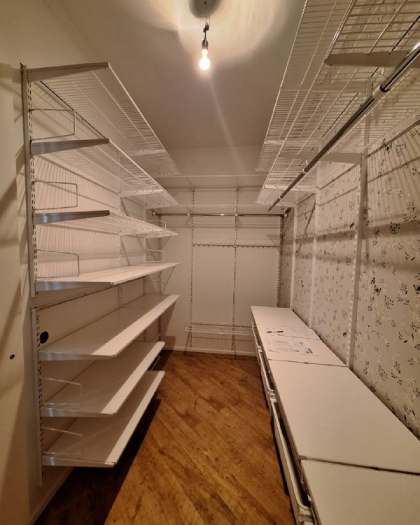 Белая П-образная гардеробная с выдвижными корзинами, фото 1