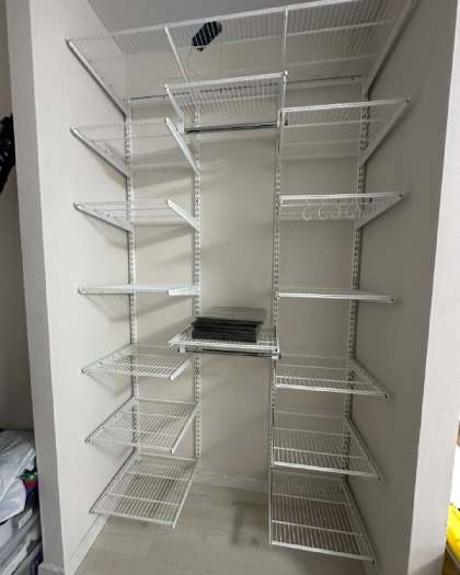 Белая П-образная гардеробная с выдвижными корзинами, ~1,5×1,5 м, фото 1