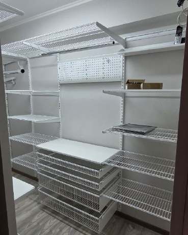 Белая П-образная гардеробная с выдвижными корзинами, ~1,8×2,5 м, фото 1