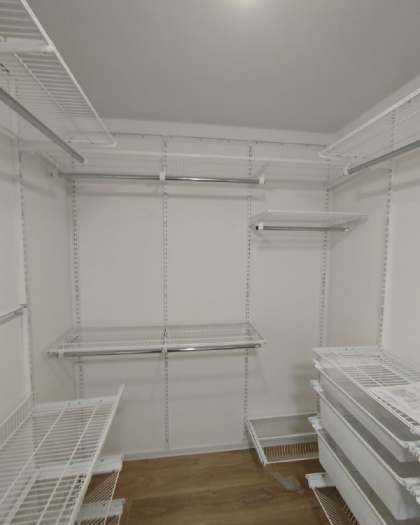 Белая П-образная гардеробная с выдвижными корзинами, ~2,1×2,3 м, фото 2