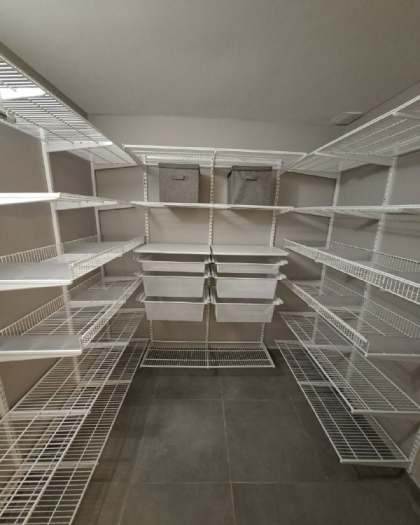 Белая П-образная гардеробная с выдвижными корзинами, ~1,8×2,4 м, фото 2