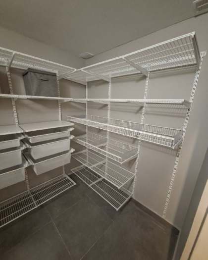Белая П-образная гардеробная с выдвижными корзинами, ~1,8×2,4 м, фото 3