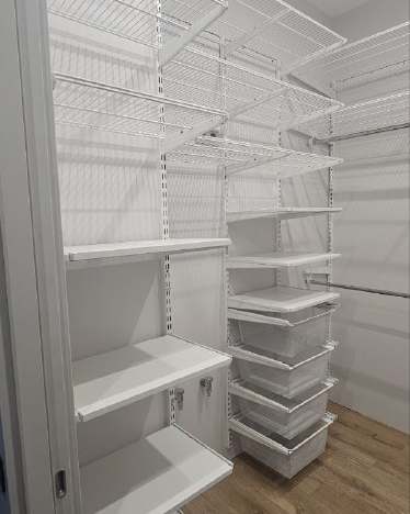 Белая П-образная гардеробная с выдвижными корзинами, ~2×2,2 м, фото 3
