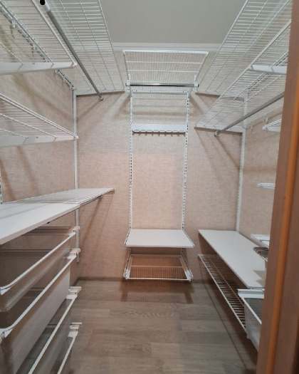 Белая П-образная гардеробная с выдвижными корзинами, ~1,7×2,1 м, фото 1