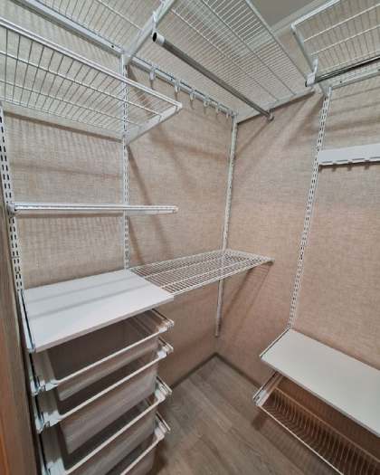 Белая П-образная гардеробная с выдвижными корзинами, ~1,7×2,1 м, фото 3