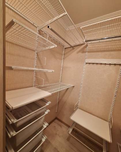 Белая П-образная гардеробная с выдвижными корзинами, ~1,7×2 м, фото 1