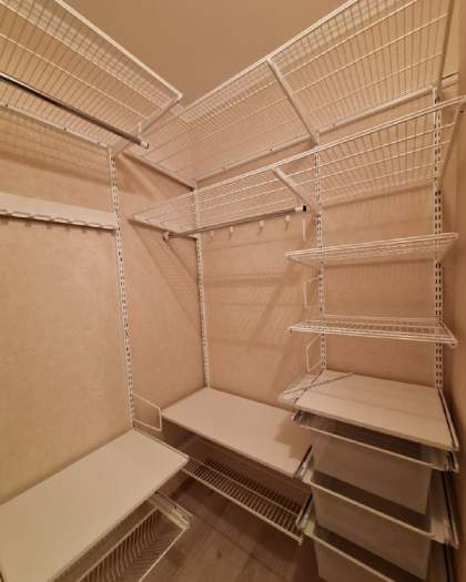 Белая П-образная гардеробная с выдвижными корзинами, ~1,7×2 м, фото 2