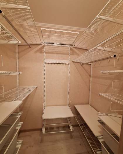 Белая П-образная гардеробная с выдвижными корзинами, ~1,7×2 м, фото 3