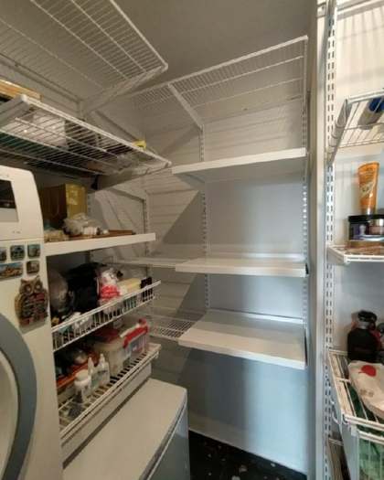 Белая П-образная гардеробная с выдвижными корзинами, ~3×2,2 м, фото 1