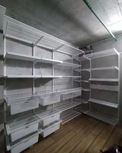 Белая П-образная гардеробная с выдвижными корзинами, ~3×2,2 м, фото 2