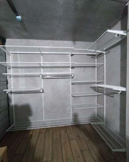 Белая П-образная гардеробная с выдвижными корзинами, ~3×2,2 м, фото 3