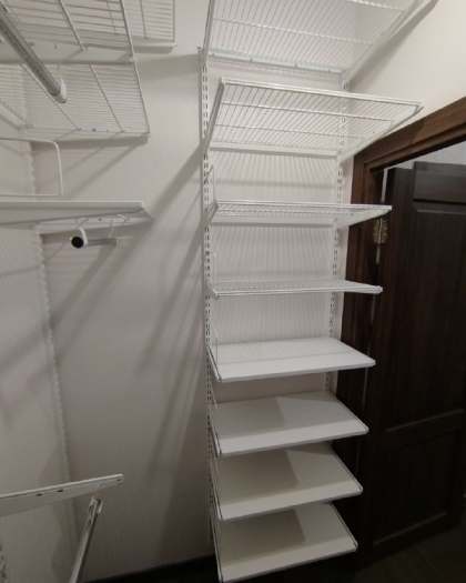 Белая П-образная гардеробная с выдвижными корзинами, ~2×1,7 м, фото 4