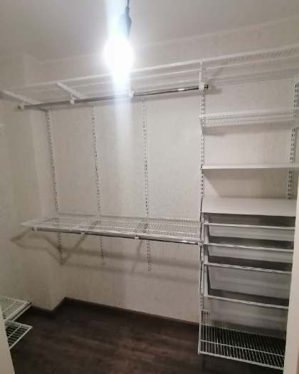 Белая П-образная гардеробная с выдвижными корзинами, ~2,7×1,8 м, фото 1