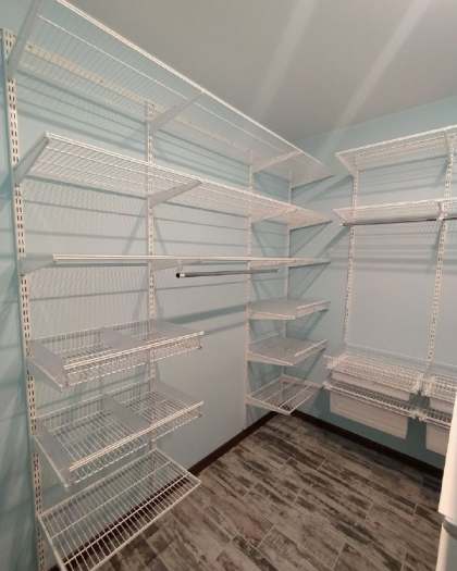 Белая П-образная гардеробная с выдвижными корзинами, ~1,8×3 м, фото 3