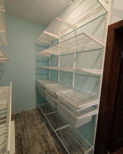 Белая П-образная гардеробная с выдвижными корзинами, ~1,8×3 м, фото 6