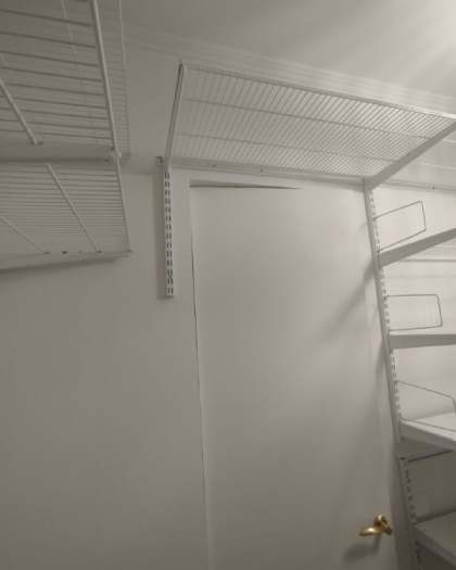 Белая П-образная гардеробная с выдвижными корзинами, ~1,5×2 м, фото 5