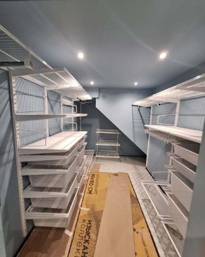 Белая П-образная гардеробная с выдвижными корзинами, ~2,2×3,2 м, фото 1