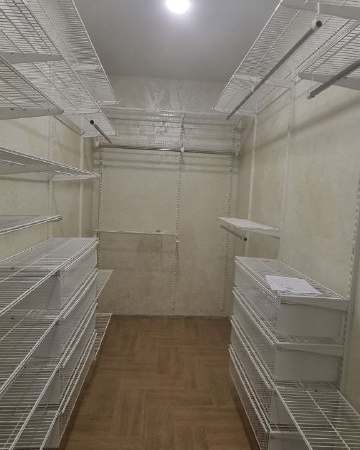 Белая П-образная гардеробная с выдвижными корзинами, фото 2