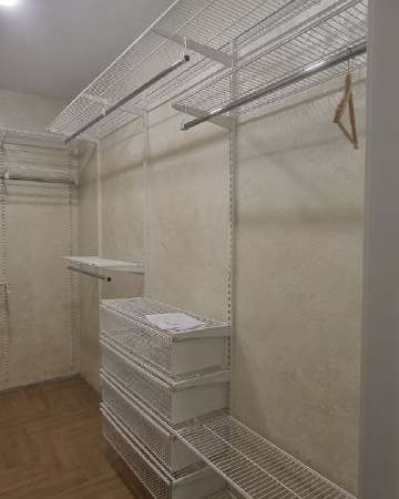 Белая П-образная гардеробная с выдвижными корзинами, фото 3