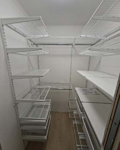 Белая П-образная гардеробная с выдвижными корзинами, ~2,4×1,8 м, фото 1