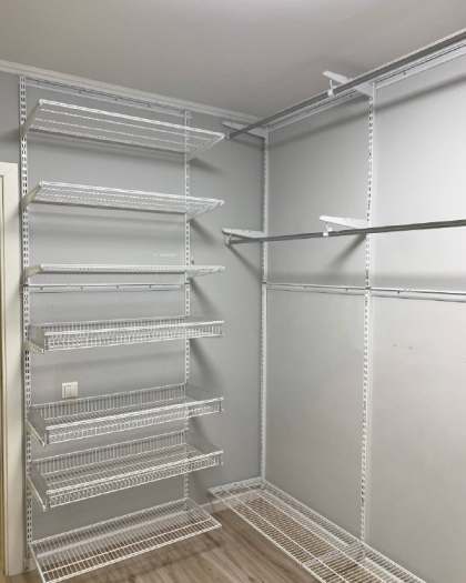 Белая П-образная гардеробная с выдвижными корзинами, ~3×2 м, фото 3