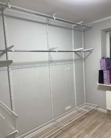 Белая П-образная гардеробная с выдвижными корзинами, ~3×2 м, фото 4