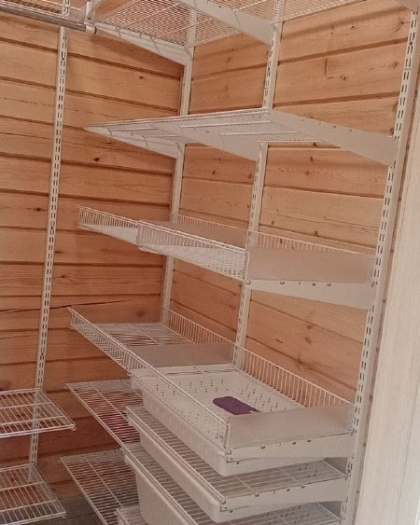 Белая П-образная гардеробная с выдвижными корзинами, ~1,4×2 м, фото 1