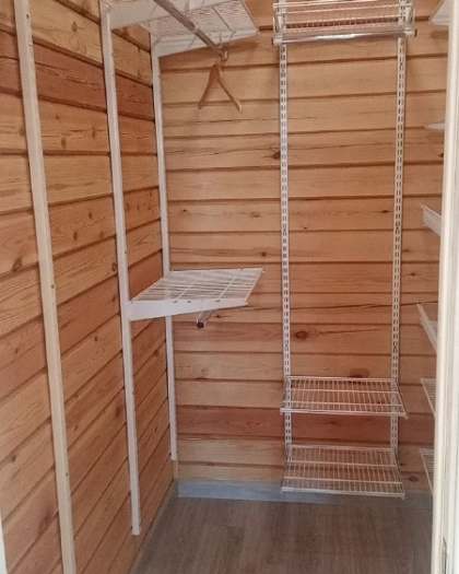 Белая П-образная гардеробная с выдвижными корзинами, ~1,4×2 м, фото 2