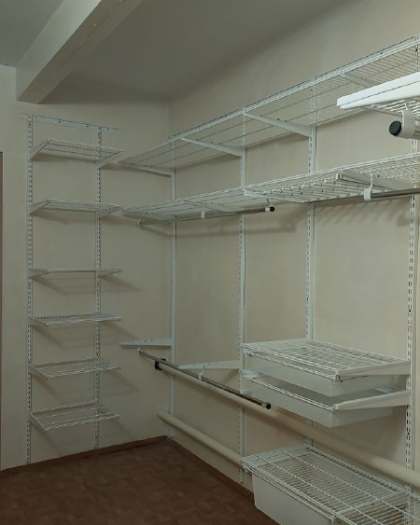 Белая П-образная гардеробная с выдвижными корзинами, ~2,8×2,1 м, фото 1